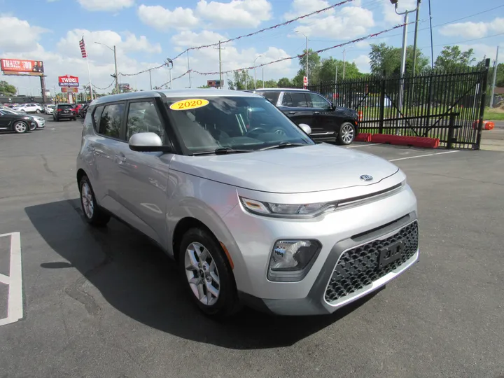 SILVER, 2020 KIA SOUL Image 4