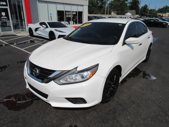 WHITE, 2017 NISSAN ALTIMA Image 2