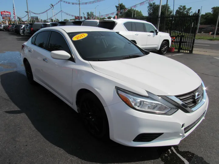 WHITE, 2017 NISSAN ALTIMA Image 4