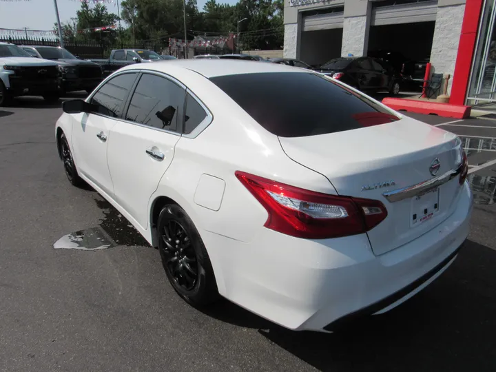 WHITE, 2017 NISSAN ALTIMA Image 8