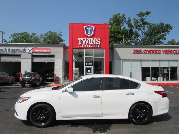 WHITE, 2017 NISSAN ALTIMA Image 1