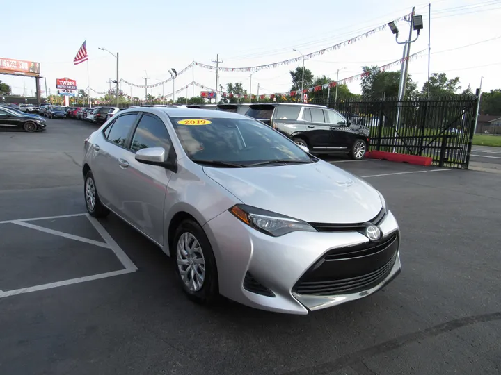 SILVER, 2019 TOYOTA COROLLA Image 4