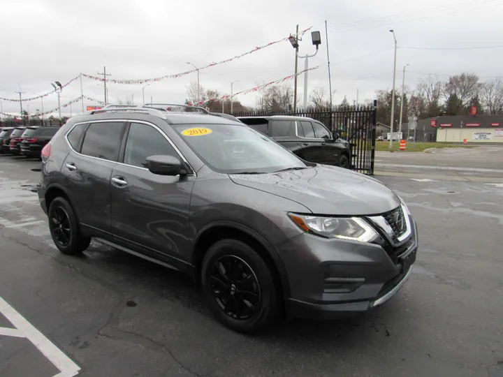 GREY, 2019 NISSAN ROGUE Image 5