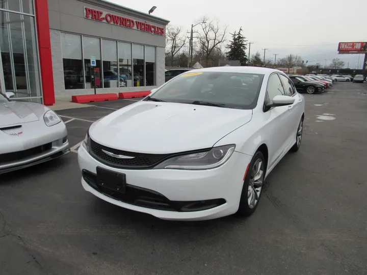 WHITE, 2016 CHRYSLER 200 Image 6