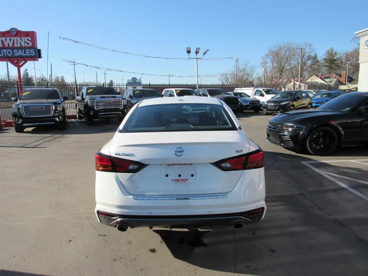 WHITE, 2021 NISSAN ALTIMA Image 3