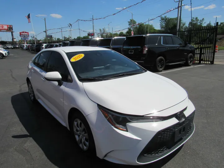 WHITE, 2020 TOYOTA COROLLA Image 4