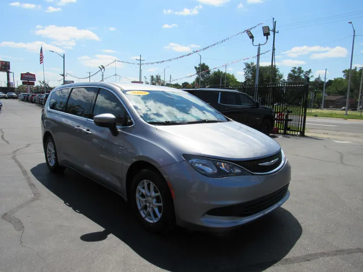 SILVER, 2020 CHRYSLER VOYAGER Image 4