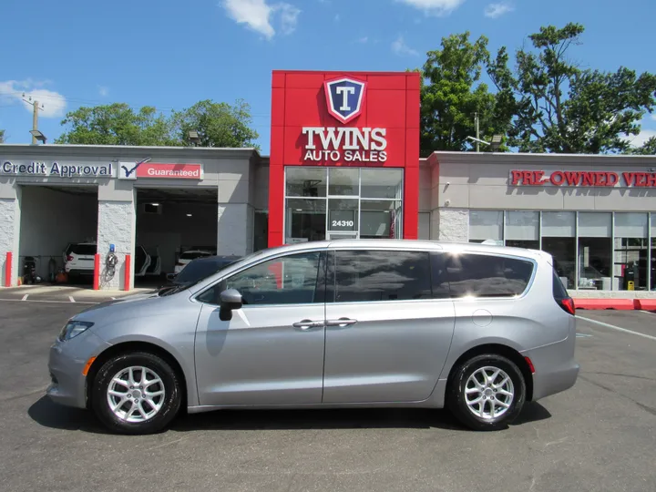 SILVER, 2020 CHRYSLER VOYAGER Image 1