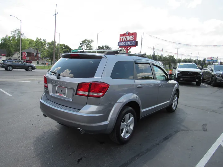 SILVER, 2018 DODGE JOURNEY Image 3