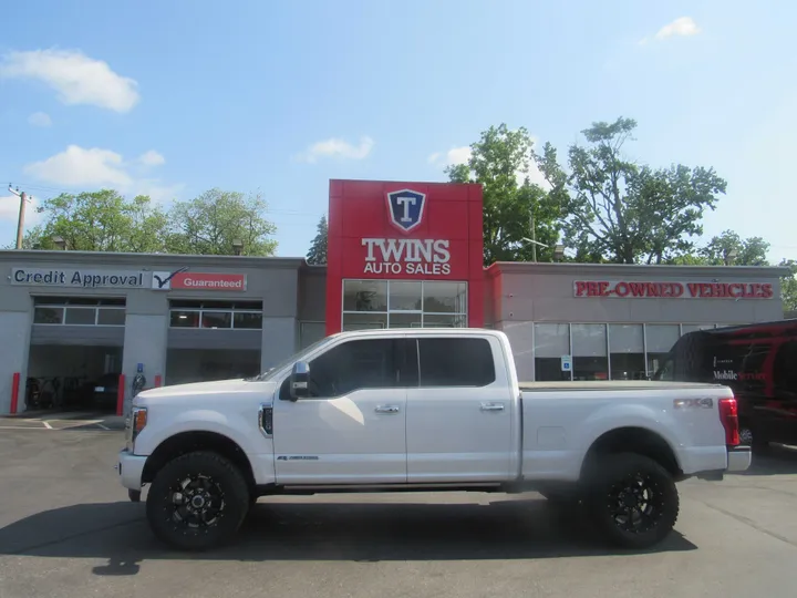 WHITE, 2019 FORD F250 SUPER DUTY CREW CAB Image 1