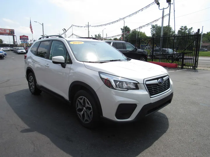 WHITE, 2020 SUBARU FORESTER Image 4