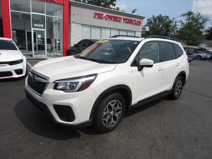 WHITE, 2020 SUBARU FORESTER Image 5