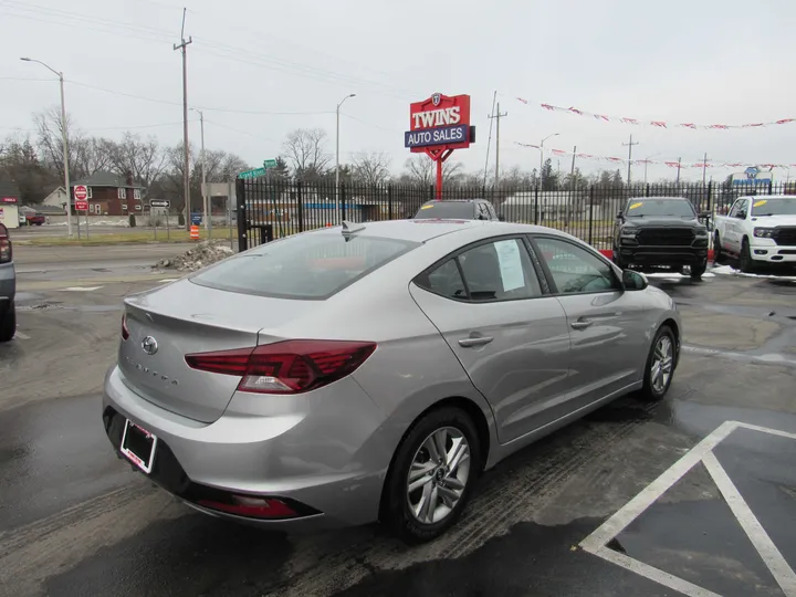 SILVER, 2020 HYUNDAI ELANTRA Image 4