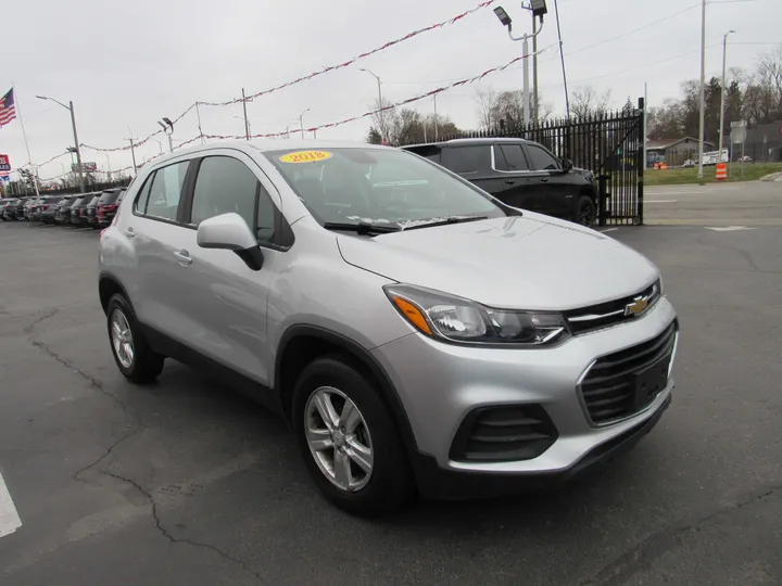 SILVER, 2018 CHEVROLET TRAX Image 5