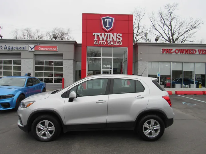 SILVER, 2018 CHEVROLET TRAX Image 1