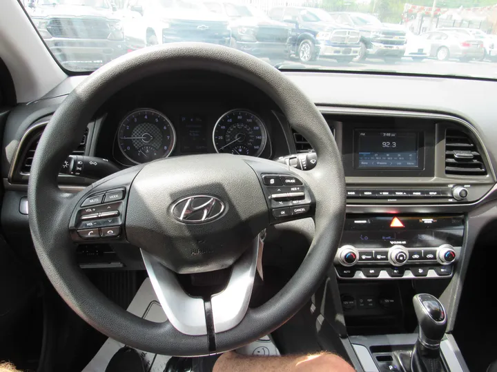 BLACK, 2020 HYUNDAI ELANTRA Image 8