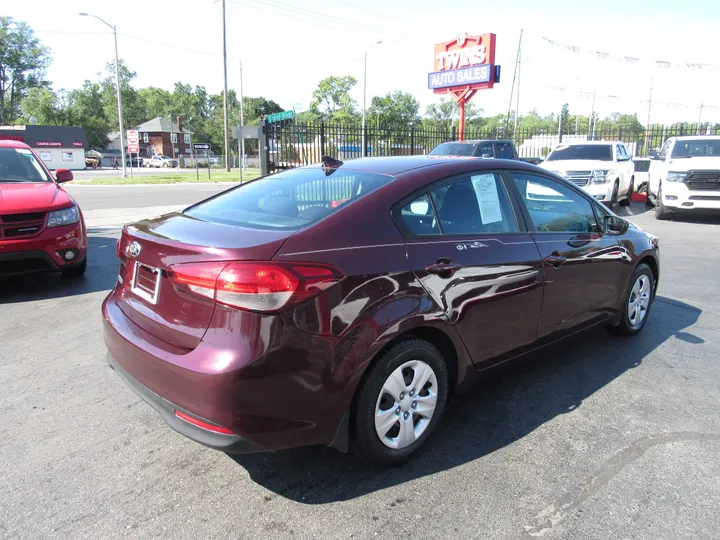 RED, 2017 KIA FORTE Image 3