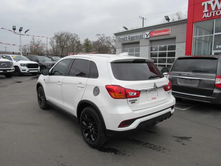 WHITE, 2018 MITSUBISHI OUTLANDER SPORT Image 2