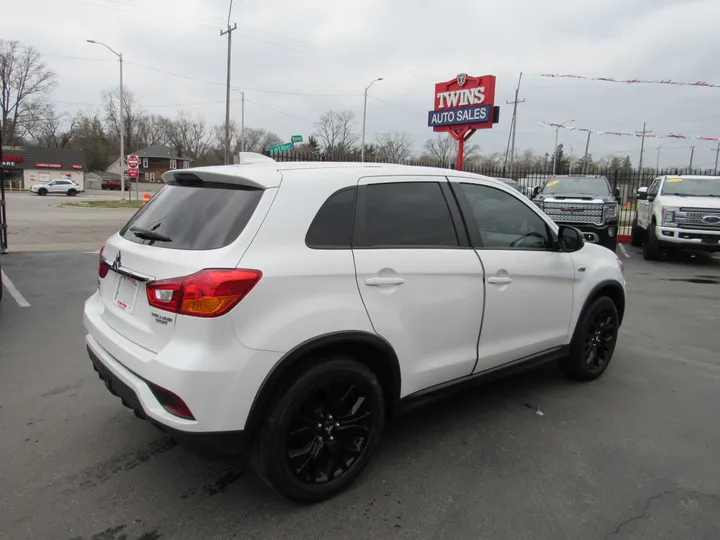 WHITE, 2018 MITSUBISHI OUTLANDER SPORT Image 4