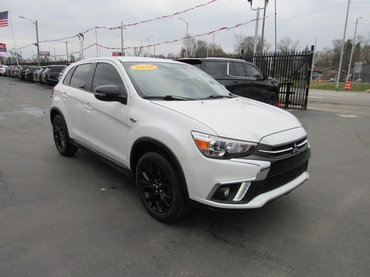 WHITE, 2018 MITSUBISHI OUTLANDER SPORT Image 5