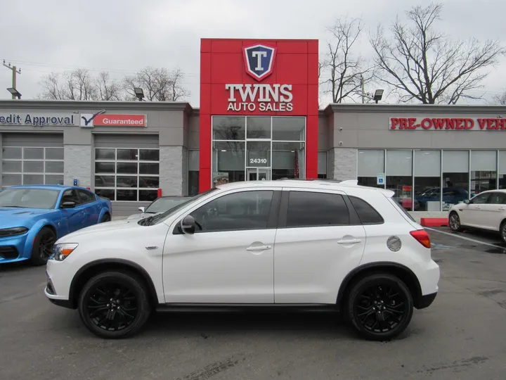 WHITE, 2018 MITSUBISHI OUTLANDER SPORT Image 1