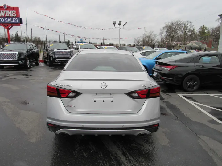 SILVER, 2019 NISSAN ALTIMA Image 3