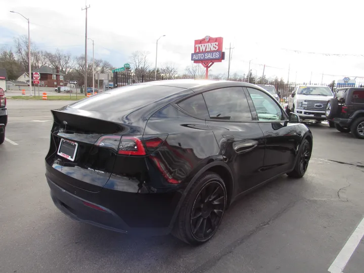 BLACK, 2021 TESLA MODEL Y Image 3