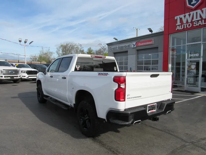 WHITE, 2021 CHEVROLET SILVERADO 1500 CREW CAB Image 2