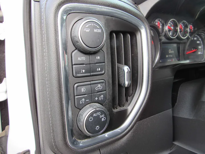 WHITE, 2021 CHEVROLET SILVERADO 1500 CREW CAB Image 7