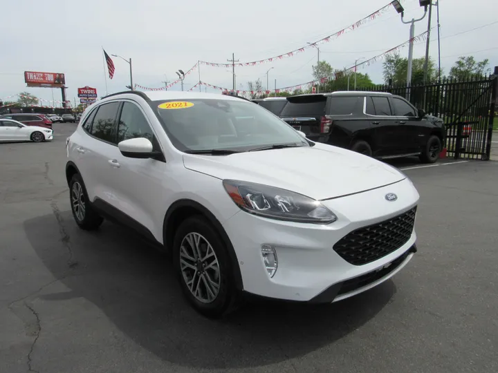 WHITE, 2021 FORD ESCAPE Image 4