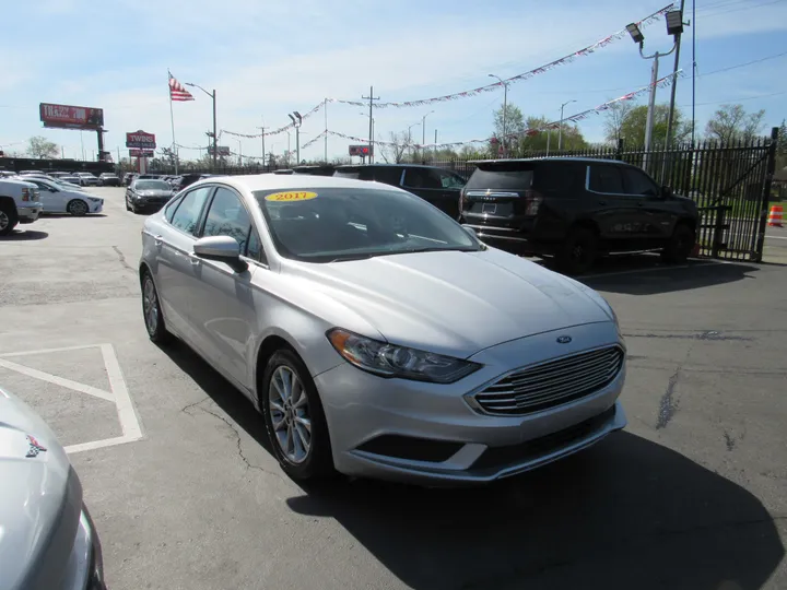 SILVER, 2017 FORD FUSION Image 4
