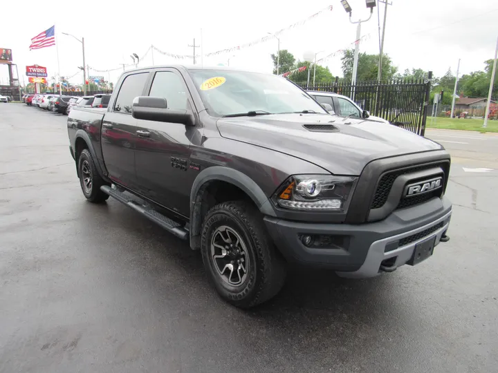 GREY, 2016 RAM 1500 CREW CAB Image 4