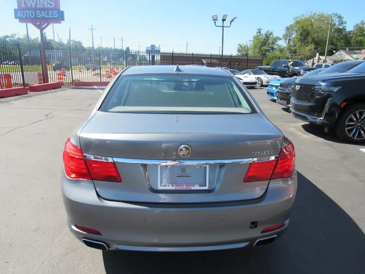 GREY, 2009 BMW 7 SERIES Image 6