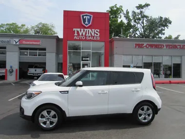 WHITE, 2019 KIA SOUL Image 