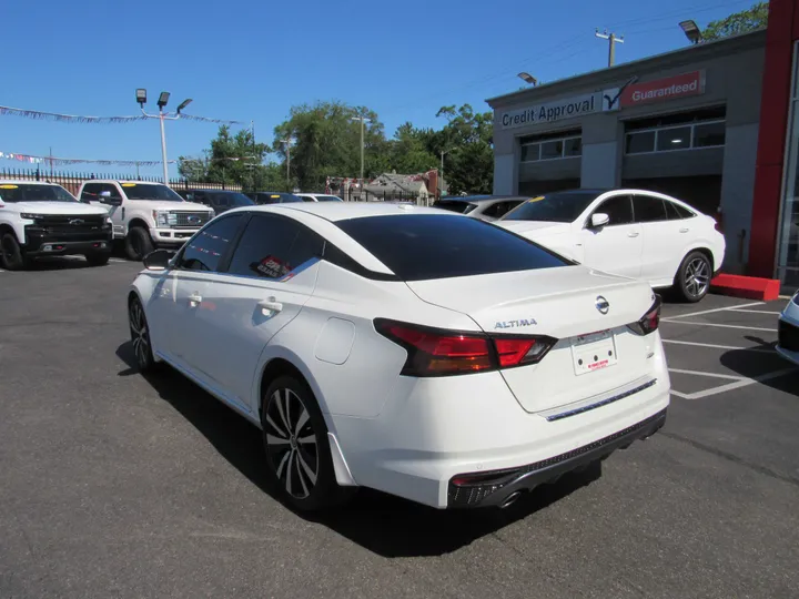 WHITE, 2021 NISSAN ALTIMA Image 2