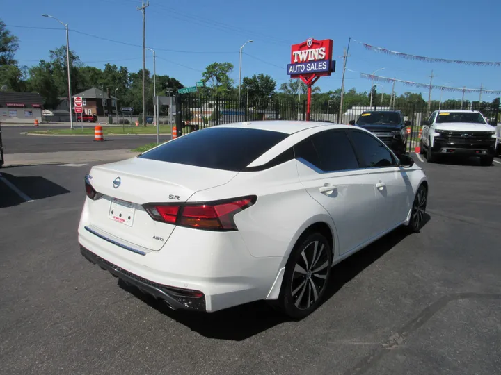 WHITE, 2021 NISSAN ALTIMA Image 3