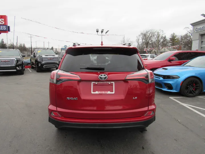 RED, 2017 TOYOTA RAV4 Image 3