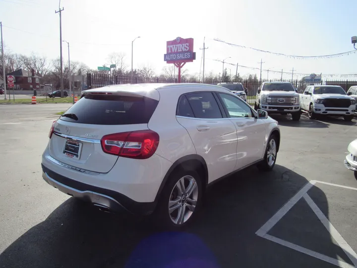 WHITE, 2018 MERCEDES-BENZ GLA Image 3