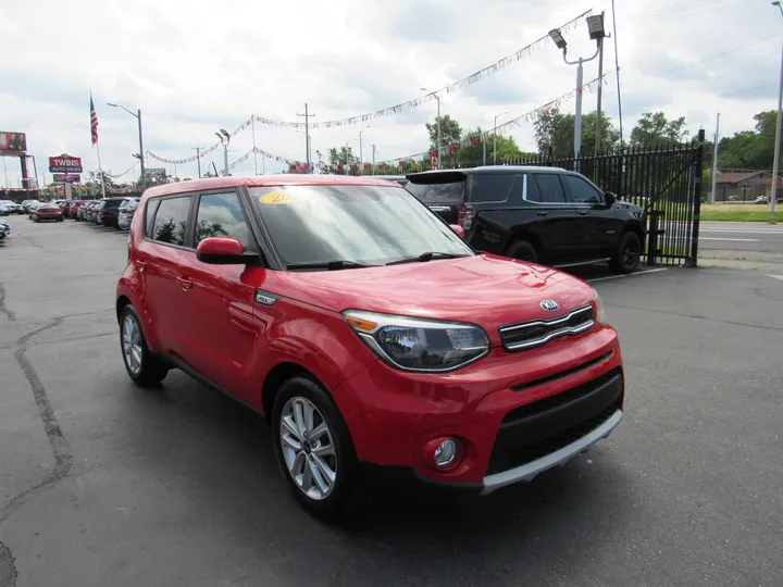 RED, 2019 KIA SOUL Image 4