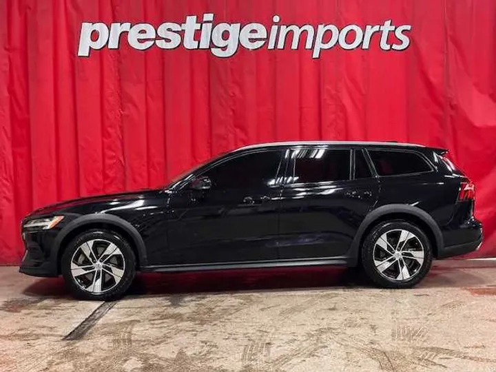 BLACK, 2020 VOLVO V60 Image 2