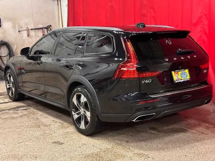 BLACK, 2020 VOLVO V60 Image 3