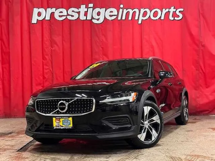 BLACK, 2020 VOLVO V60 Image 1