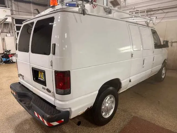 WHITE, 2011 FORD ECONOLINE Image 6