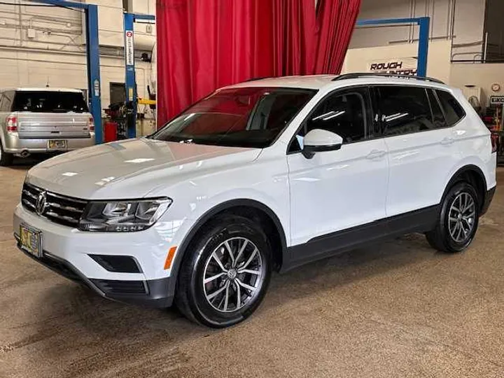 WHITE, 2021 VOLKSWAGEN TIGUAN Image 9