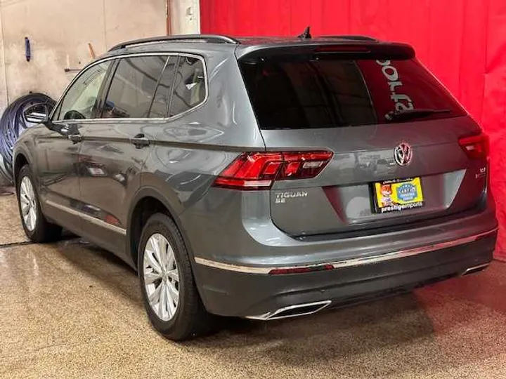 PLATINUM GREY METALLIC, 2018 VOLKSWAGEN TIGUAN 7 PASSENGER Image 3