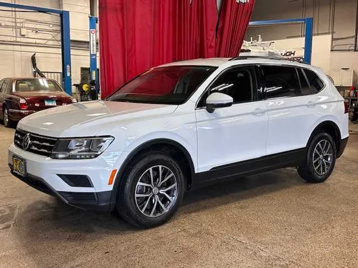 WHITE, 2019 VOLKSWAGEN TIGUAN Image 9