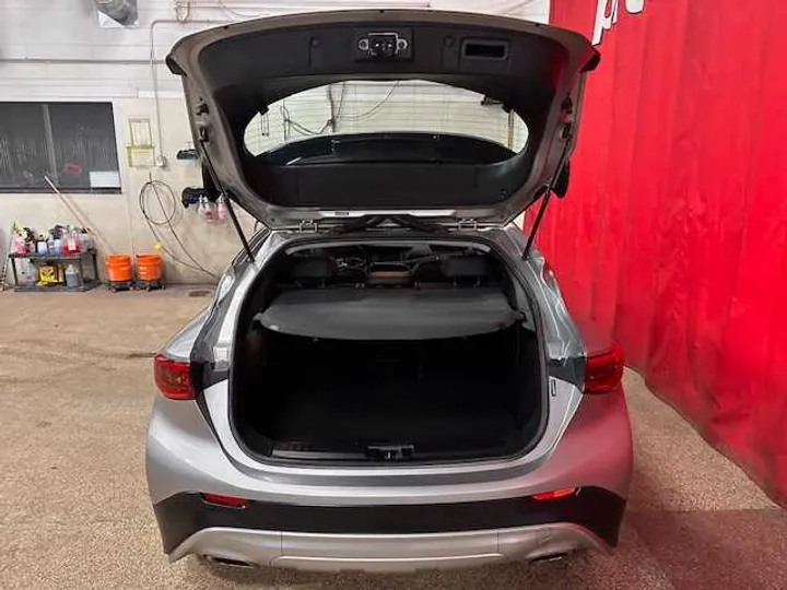 SILVER, 2017 INFINITI QX30 Image 5