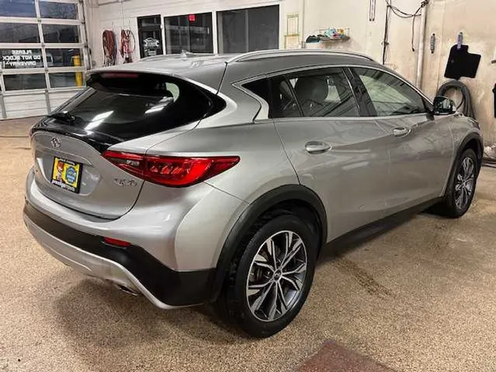 SILVER, 2017 INFINITI QX30 Image 6