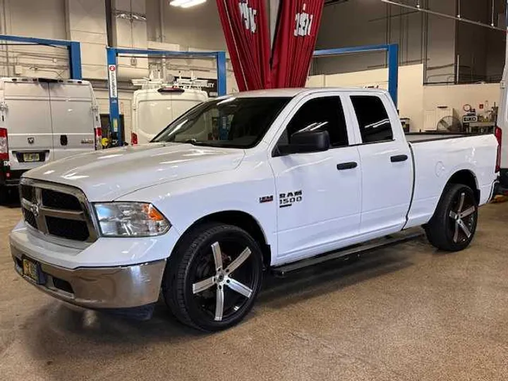 WHITE, 2019 RAM 1500 CLASSIC QUAD CAB Image 9