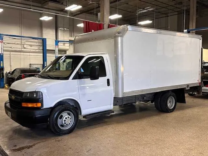 WHITE, 2018 CHEVROLET EXPRESS Image 1